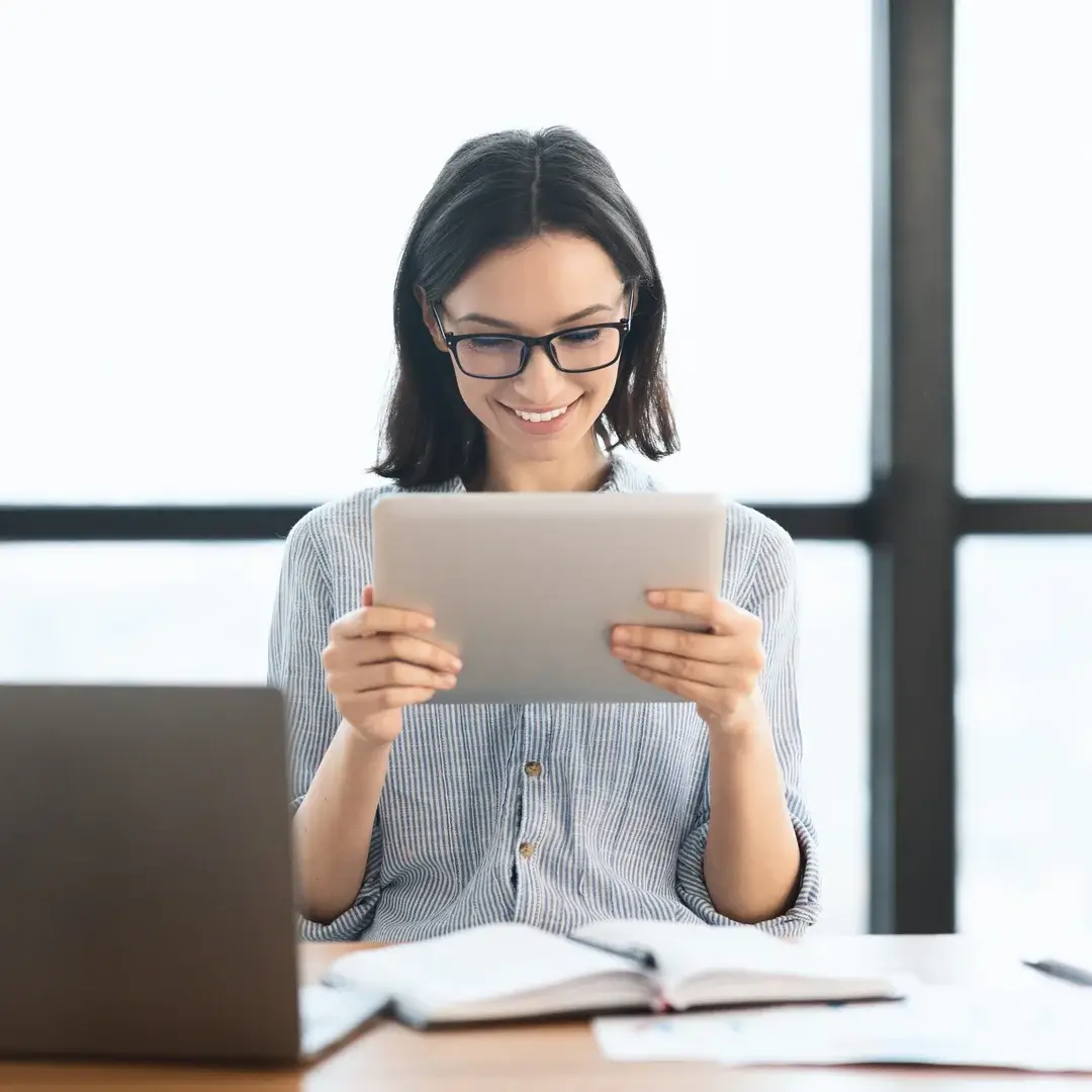 young-girl-holding-tablet-and-using-laptop-at-offi-2022-12-16-08-47-48-utc1.webp young-girl-holding-tablet-and-using-laptop-at-offi-2022-12-16-08-47-48-utc1.webp